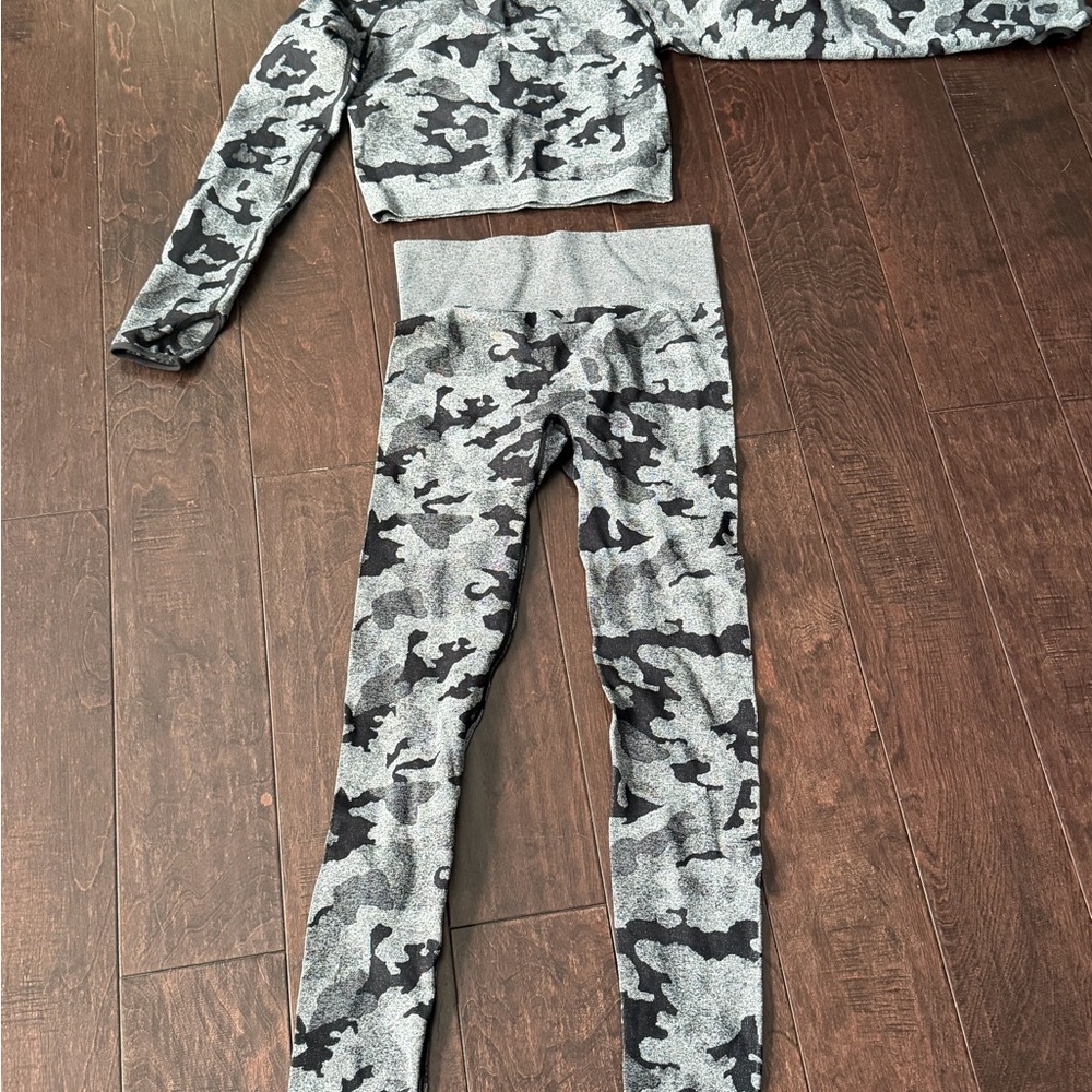 New Camouflage gym set in Gray and Black xs or small women girls
